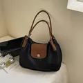 Borsa tote in nylon nero con accenti in pelle marrone e chiusura a scatto argentata - Marrone