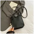 Sac seau bandoulière en cuir grainé noir avec pendentif cœur argenté chic - Noir