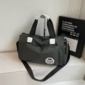 Grande borsa da viaggio in nylon impermeabile verde scuro con cinghie nere e logo bianco - Grigio