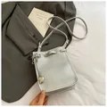 Mini borsa a tracolla argento grana litchi con ciondolo a cuore e finitura metallica - Argento