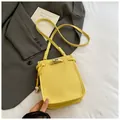 Borsa a tracolla giallo brillante in pelle con ciondolo a cuore e chiusura a girello - Giallo