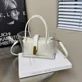 Transparente PVC-Einkaufstasche mit cremefarbenem Innenbeutel und goldenem Schloss - Weiß