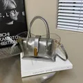 Chic transparente PVC-Tasche mit silberner Innentasche und goldenem Schnallendetail - Silber