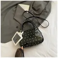 Borsa a mano in pelle verniciata nera con cuori bianchi e tracolla rimovibile - Nero Con Pendente