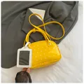 Borsa gialla brillante con motivo a cuori, finitura lucida e tracolla regolabile - Giallo con ciondolo