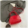Rode lakslederen handtas met witte hartjesprint en verstelbare schouderband - Rood met hanger