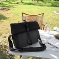 Bandolera negra para exteriores con patrón de rejilla en mesa de camping blanca - Negro