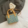 Borsa a cesto in denim blu con ricami floreali gialli e tracolle in pelle marrone - Stile 1 Senza Ciondolo