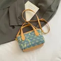 Borsa tote in denim blu e pelle marrone con eleganti motivi geometrici - Stile 2 Senza Ciondolo / 0,8