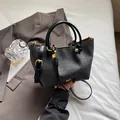 Borsa a mano minimalista in pelle nera testurizzata con dettagli dorati e tracolla - Nero