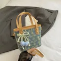 Borsa tote in denim blu scuro retrò con jacquard a lettere e ciondolo di perle - Stile 1 Con Ciondolo