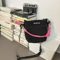 Borsa a tracolla in nylon nero con manico in corda rosa fluorescente e ricamo - Nero