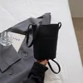 Mini borsa a secchiello minimalista in pelle nera grana litchi con tracolla sottile - Nero
