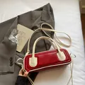 Borsa a mano minimalista in pelle bicolore rossa e crema con tracolla e manici top - Borgogna