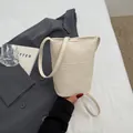 Borsa a secchiello minimalista in pelle martellata bianca con tracolla sottile per donna - Bianco Sporco