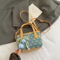 Borsa tote in denim blu con profili in pelle, ricami e ciondolo di perle chic - Stile 2 Con Ciondolo