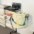Borsa a tracolla sportiva in nylon beige con manico intrecciato verde e logo - Giallo