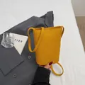 Borsa a secchiello gialla minimalista con motivo litchi e tracolla coordinata - Giallo