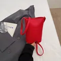 Borsa a secchiello rossa in pelle a grana litchi con dettaglio tracolla sottile - Borgogna