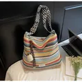 Borsa tote in paglia a righe colorate con tracolla larga fantasia e ciondolo - Multicolore Con Ciondolo