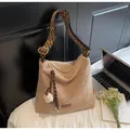 Borsa tote in paglia con tracolla a onde e ciondolo a pompon bianco decorativo - Khaki Con Pendente