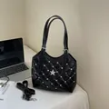 Elegante borsa trapuntata nera con borchie argentate, stella e tracolla lunga - Nero