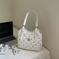 Borsa a spalla bianca trapuntata con stella di diamanti e dettagli in rivetti argento - Bianco Sporco