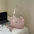 Rosafarbene Stepptasche mit Stern-Kristall-Detail und silbernen Nieten an der Seite - Rosa