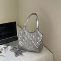 Borsa tote trapuntata argento con strass a stella e borchie, tracolla inclusa - Argento