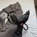 Borsa a tracolla croissant in denim scuro con farfalle d'argento e tracolla annodata - Nero