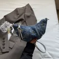 Borsa a mezzaluna in denim blu con farfalle metalliche e manico in corda argento - Blu Zaffiro