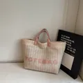Crème strooien draagtas met roze lederen handvatten en TOTEBAG-patch voor strand - Roze