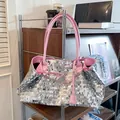 Dettaglio della borsa tote con paillettes argento e finiture in pelle rosa regolabili - Rosa