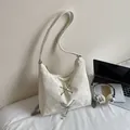 Schicke cremeweiße Umhängetasche mit Silberkette und eleganten Perlen-Schmetterlingsanhängern - Cremeweiß