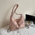 Rosa strukturierte Hobo-Tasche mit Metallkette und Schmetterlingsanhänger für Damen - Rosa