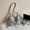 Silberne Tragetasche mit strukturierter Oberfläche, Perlenanhängern und Kettenriemen - Silber