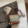 Secchiello intrecciato arcobaleno con manico in pelle marrone e ciondolo stella - Blu con ciondolo