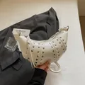 Borsa a mezzaluna bianca con borchie argentate e dettaglio tracolla annodata - Bianco