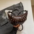 Borsa a mezzaluna testa di moro con borchie argentate e tracolla con nodi moda - Marrone