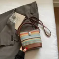 Borsa a secchiello colorata in paglia intrecciata con dettagli in pelle marrone - Blu Senza Ciondolo