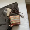 Secchiello intrecciato colorato con dettagli in pelle marrone e tracolla regolabile - Verde Senza Pendente