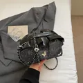 Borsa a secchiello da donna in tweed grigio con farfalle d'argento e catena - Nero