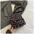 Schwarzer Mini-Rucksack mit weißen Schleifenprints und Faltenoptik, ideal für den Alltag - Schwarz