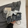 Borsa a secchiello in denim e argento metallizzato con ciondoli a farfalla e catena - Blu Reale
