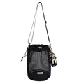 Borsa a secchiello in rete nera leggera con tracolla regolabile e ciondolo - Con Ciondolo / Nero