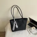 Borsa tote nera in pelle martellata con foulard a pois sulle spalline sottili - Nero