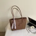 Borsa tote in pelle marrone con foulard di seta e tasca frontale per laptop e ufficio - Marrone