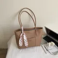 Grande borsa tote minimalista marrone kaki in pelle con foulard di seta rosa a pois - Cachi