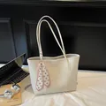 Borsa tote in pelle martellata bianco sporco con foulard di seta e manici sottili - Bianco Sporco