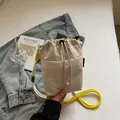 Borsa a secchiello in nylon beige a scacchi con tracolla in corda colorata e coulisse - Bianco Sporco